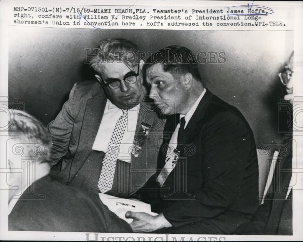 1959 Press Photo Teamster&#39;s Pres James Hoffa Confers with William V. Bradly - Historic Images