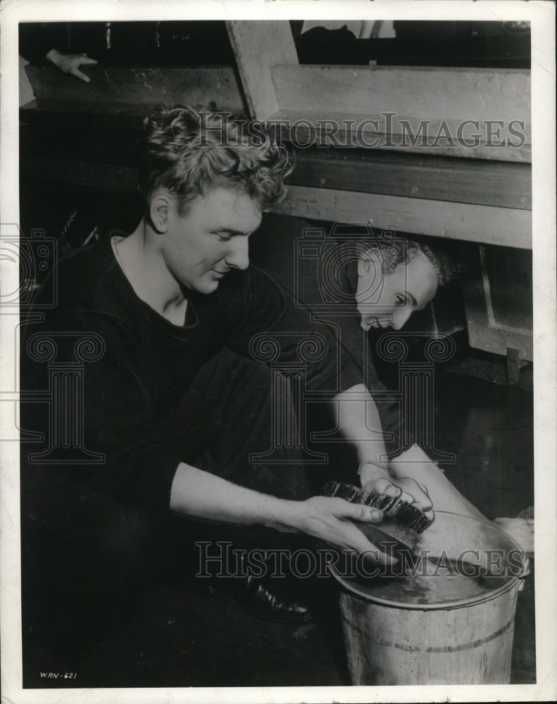 1942 Press Photo Keeping Galley of River Class Destroyer is a Two-Man Job - Historic Images