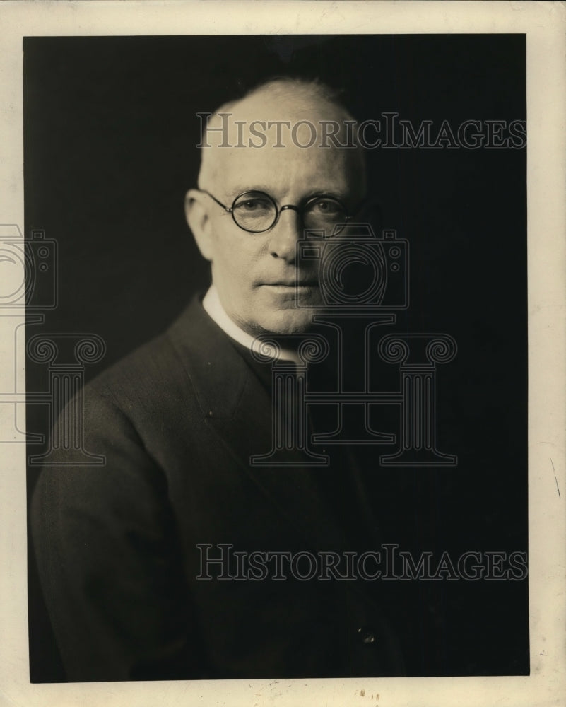 1930 Press Photo Rev. John W. Sullivan Pastor of Mission Dolores Searches Grave - Historic Images