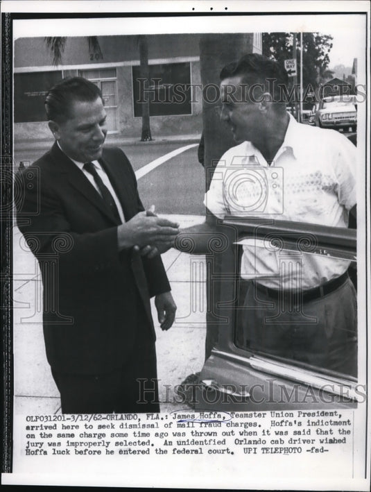 1962 Press Photo Orlando cab driver wishes James Hoffa luck as he enters court - Historic Images