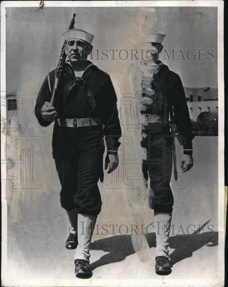 1942 Press Photo Harold Neville and Son at San Diego Naval Training Station-Historic Images