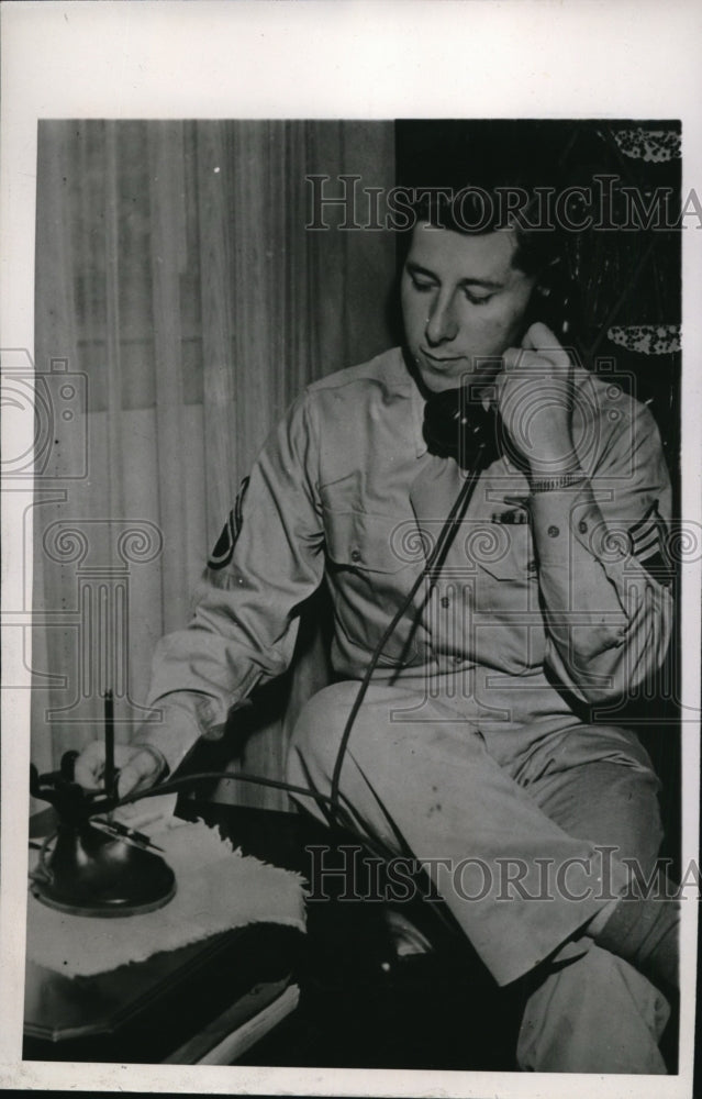 1945 Press Photo SGT Charles Ryno of Grand Rapids, MI Arranges Meeting with Wife - Historic Images