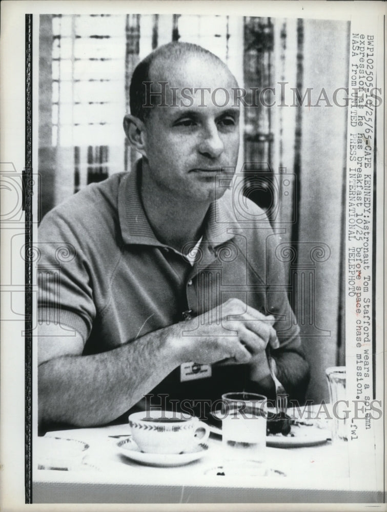 1965 Press Photo Astronaut Tom Stafford has breakfast at Cape Kennedy - Historic Images