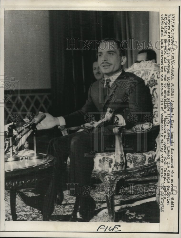 1966 Press Photo King Hussein of Jordan talks with newsmen at Basman Palace-Historic Images