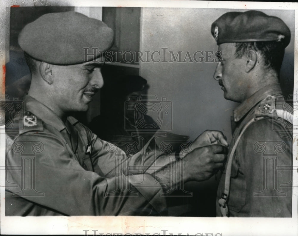 1966 Press Photo Jordan King Hussein medal of Distinction Gallantry to Army man - Historic Images