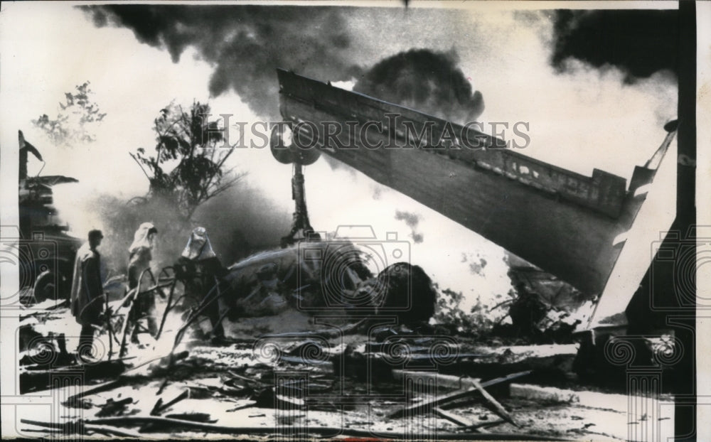 1956 Press Photo Sanford Fla firemen at crash of Navy bomber into 2 houses-Historic Images