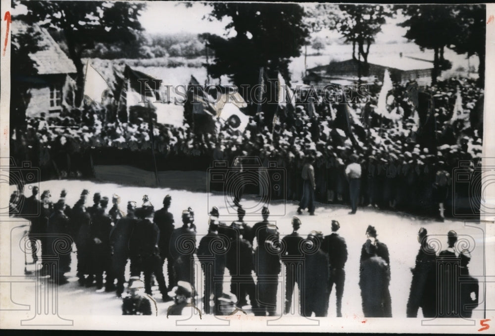 1950 Press Photo Group of 9,000 Flag-Carrying Communist Youths On Way Home - Historic Images