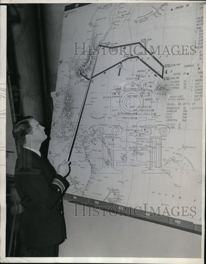 1945 Press Photo Lt Commander Robert Parker traces line on map - Historic Images
