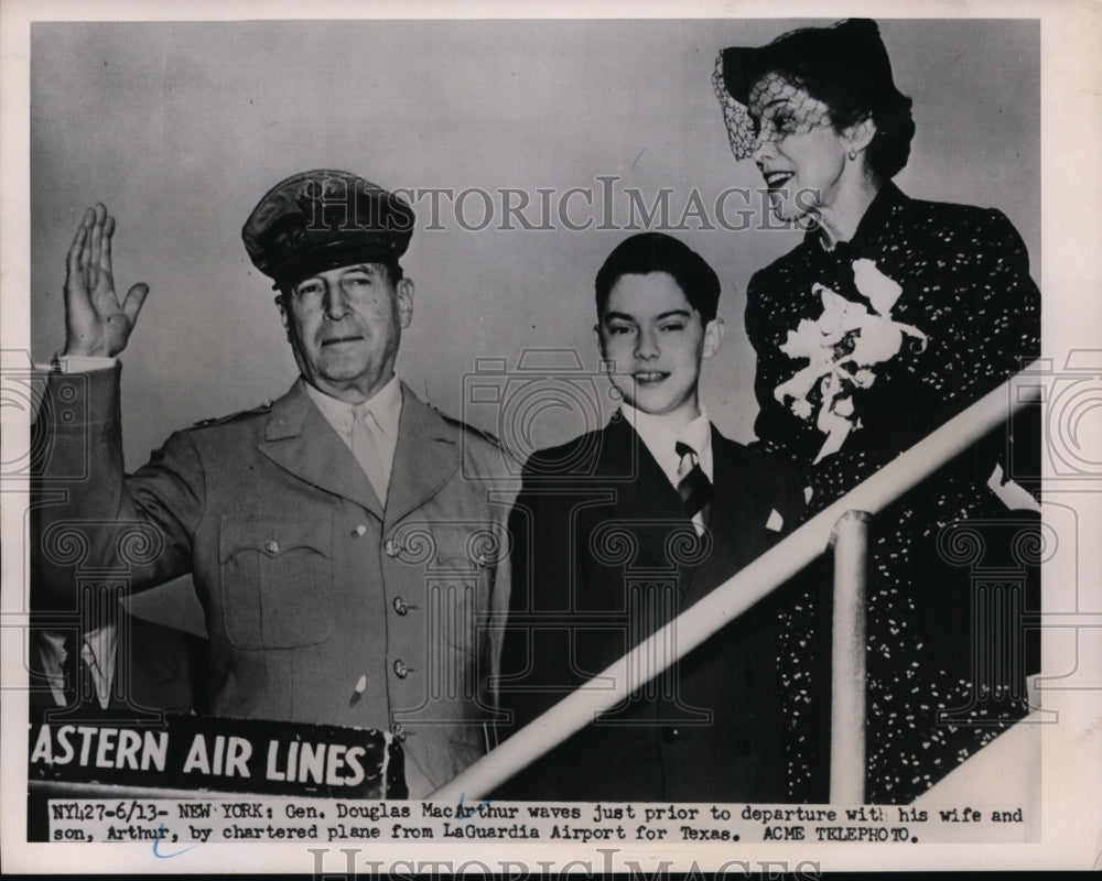 1951 Press Photo NYC Gen &amp; Mrs Douglas MacArthur &amp; son Arthur head to TX-Historic Images