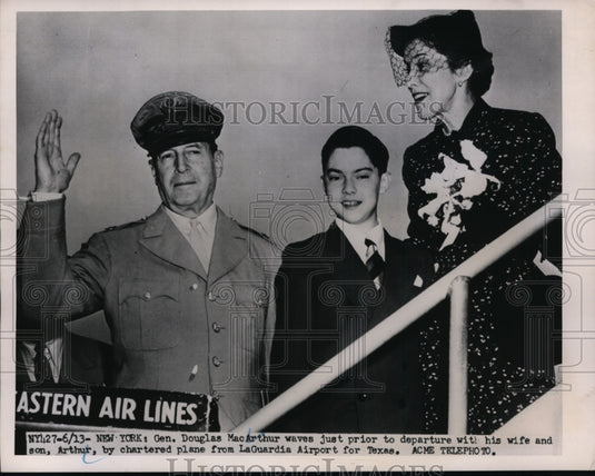 1951 Press Photo NYC Gen & Mrs Douglas MacArthur & son Arthur head to TX-Historic Images
