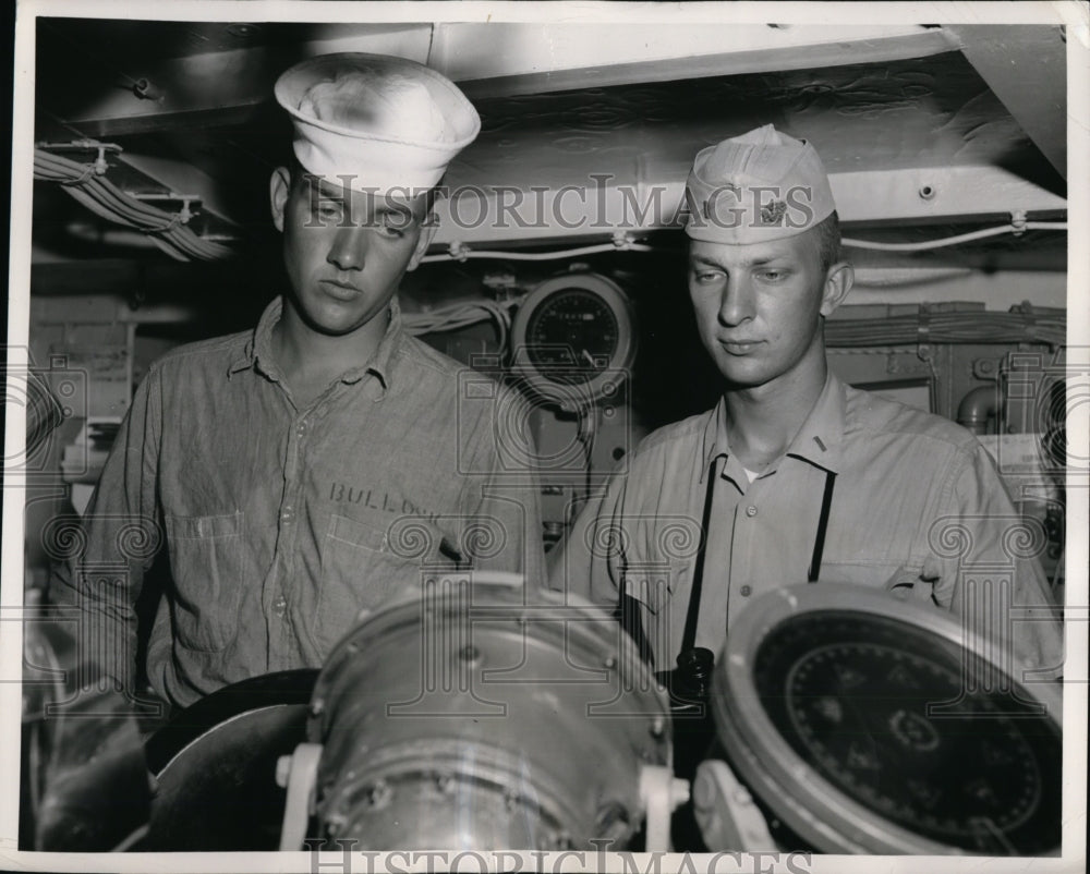 1958 Press Photo Helmsman James Bullock steers destroyer Ozbourn - Historic Images