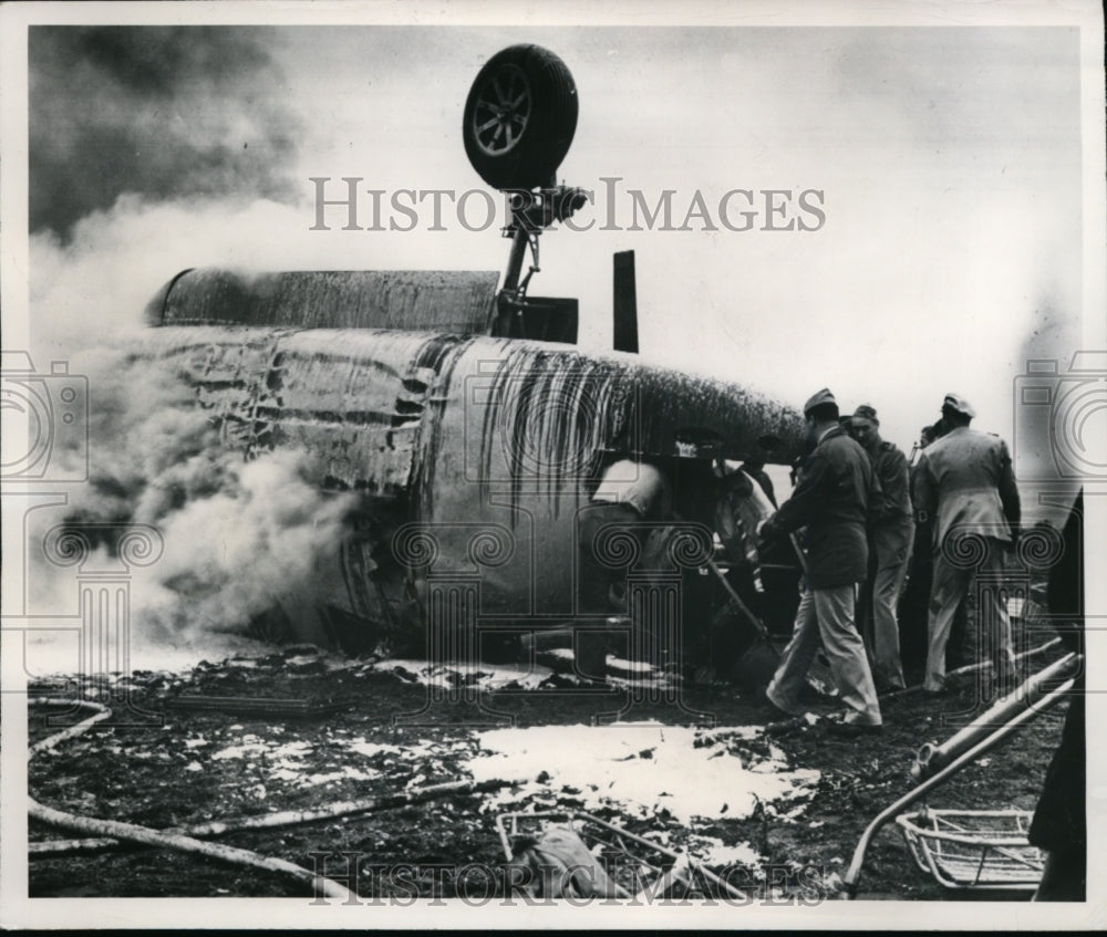 1950 Press Photo Navy Neptune Bomber Crashes in Quonset Point, Rhode Island - Historic Images