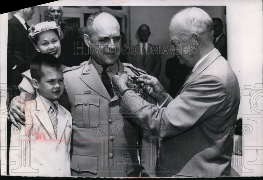 1955 Press Photo Pres Eisenhower Presents Third Oak Leaf to Matthew B Ridgway - Historic Images