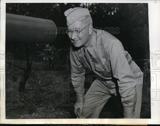 1943 Press Photo Major Phil Lafollette Looks into US Army Gun, Australia - Historic Images