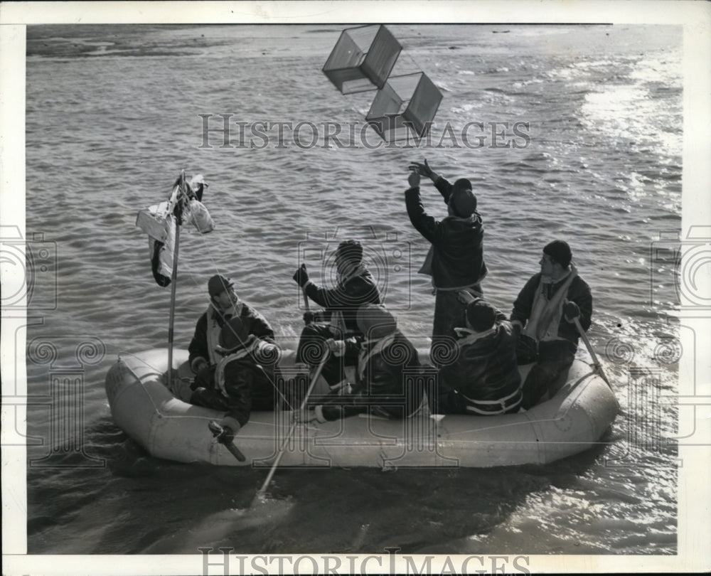 1943 Press Photo Rubber Life Raft Demonstrated at Bolling Field, Washington, DC - Historic Images