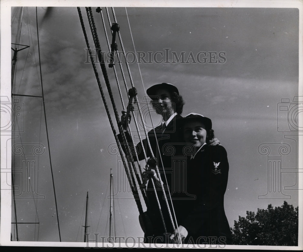 1944 Press Photo WAVES Specialist Sidney Quick, Kansas City &amp; Muriel Ventler-Historic Images