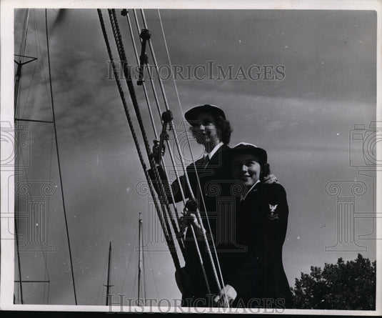 1944 Press Photo WAVES Specialist Sidney Quick, Kansas City & Muriel Ventler-Historic Images