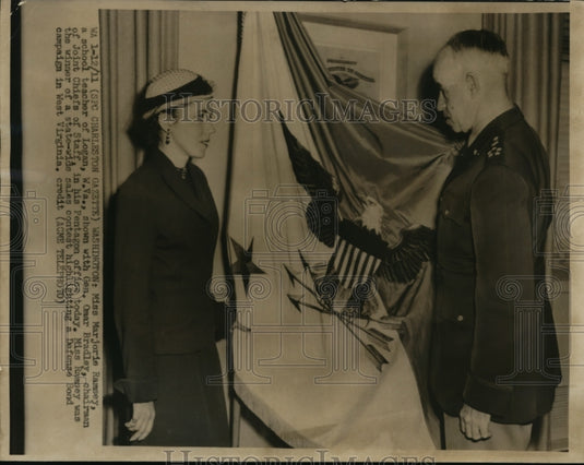 1951 Press Photo DC Joint Chiefs chairman Gen Omar Bradley Marjorie Ramsey - Historic Images