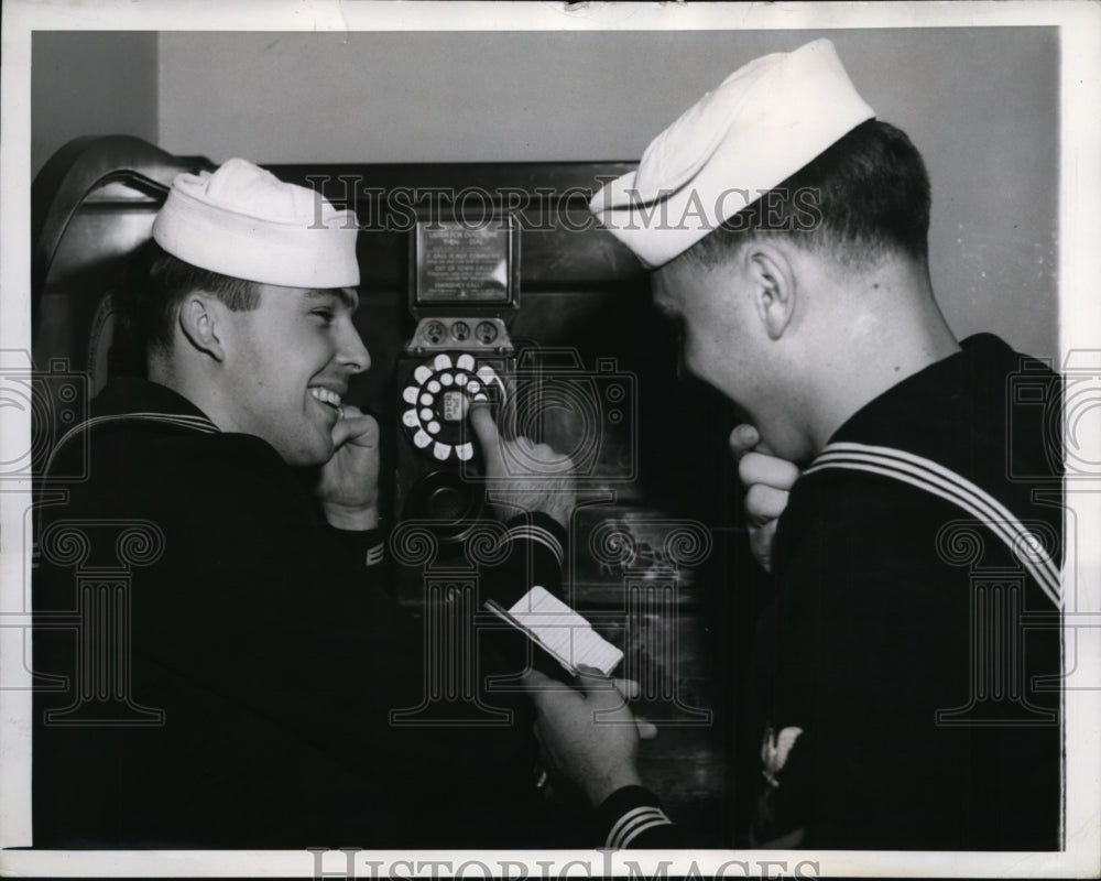 1943 Press Photo Boxes Phone Compass with Extra Salty Advice - Historic Images