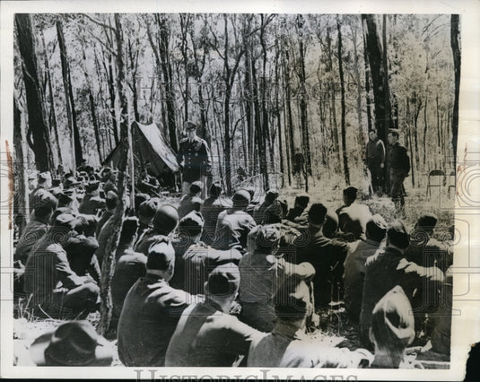 1945 Press Photo Gen MacArthur & troops somewhere in the Pacific - nem36366-Historic Images