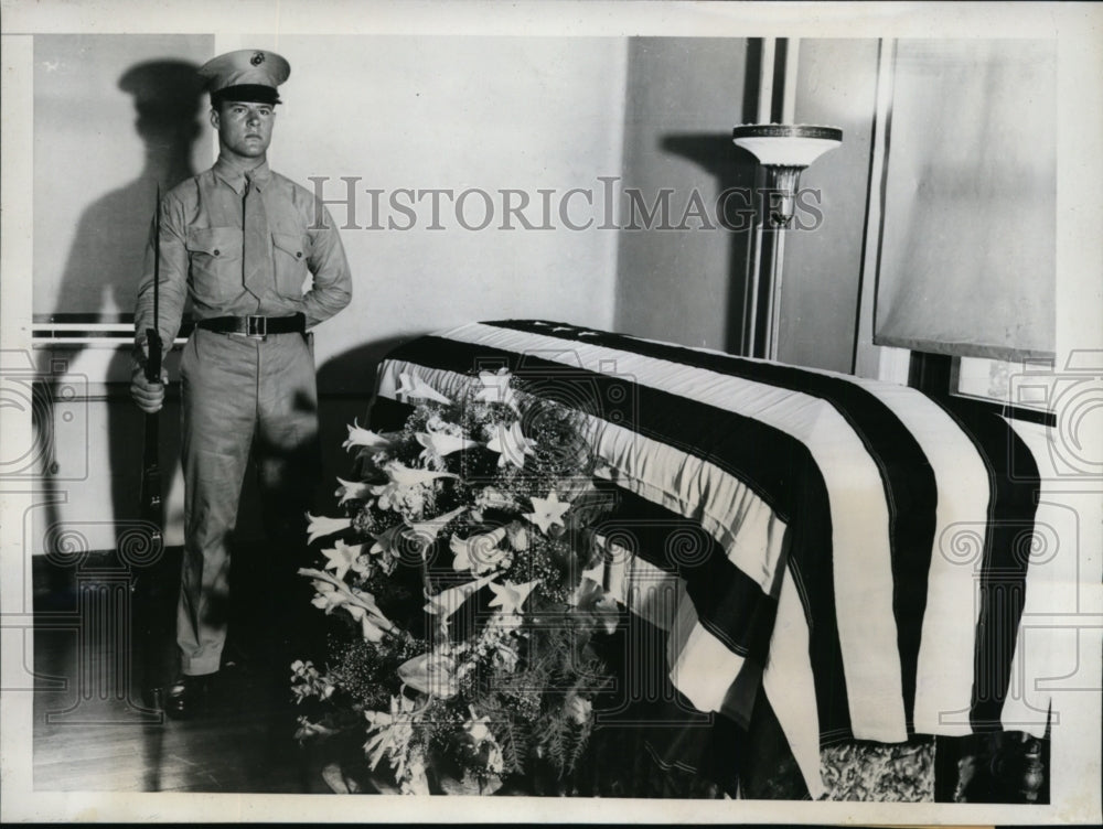 1939 Press Photo DC Marine guard at casket of late Secy of Navy Claude Swanson - Historic Images