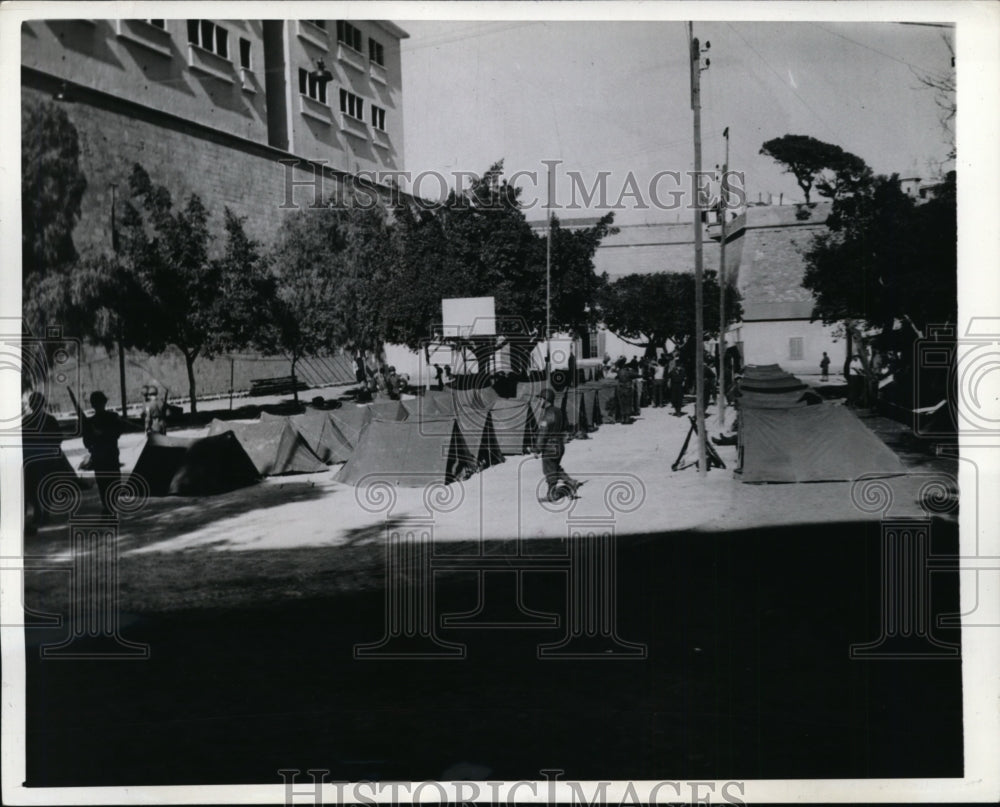 1942 Press Photo US Troops in Oran, Algeria Set Tents on Basketball Course - Historic Images