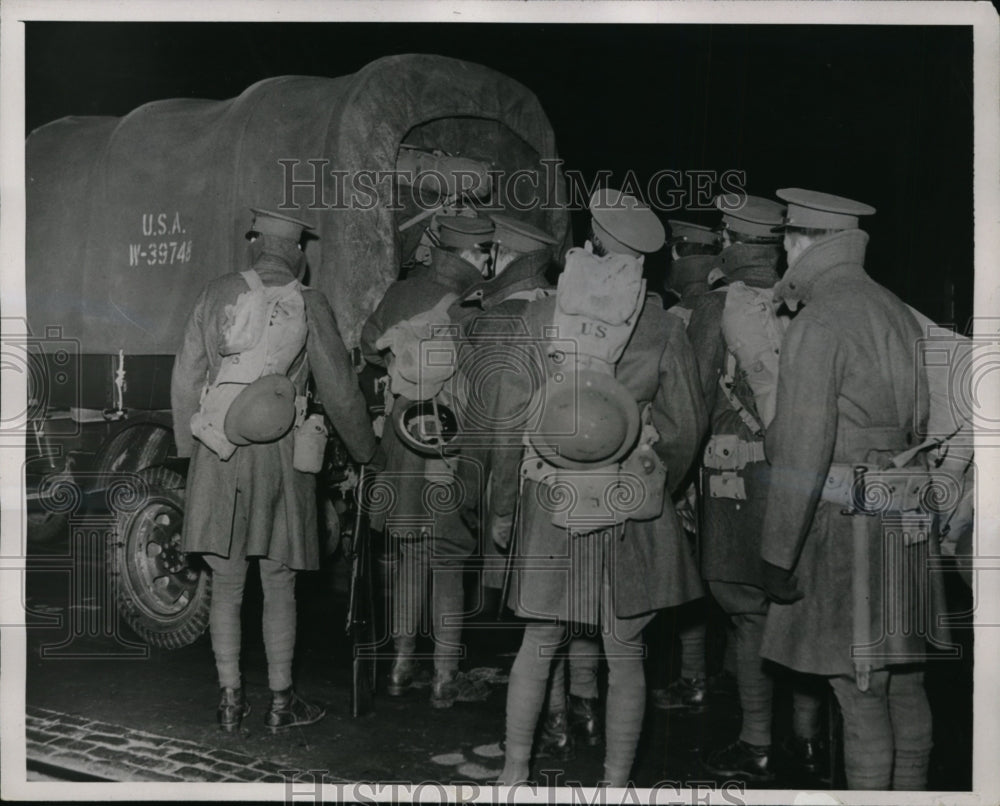 1937 Press Photo Michigan National Guardsmen unload Army truck in Flint - Historic Images