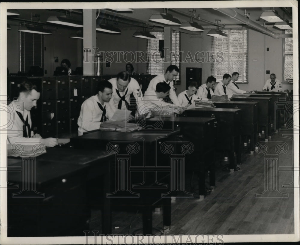 1942 Press Photo Confidential Records Into Machines That Copy Them on 16 mm Film - Historic Images