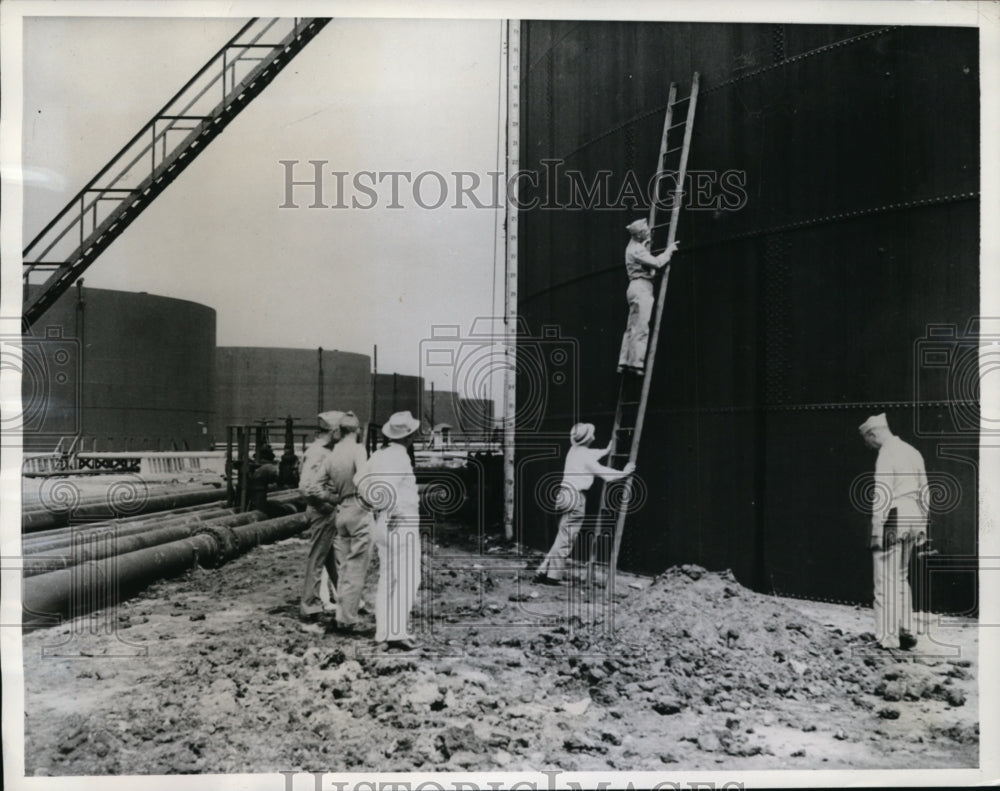 1942 Press Photo US Army Officials Inspect Damage on Oil Tank Tank in Aruba-Historic Images