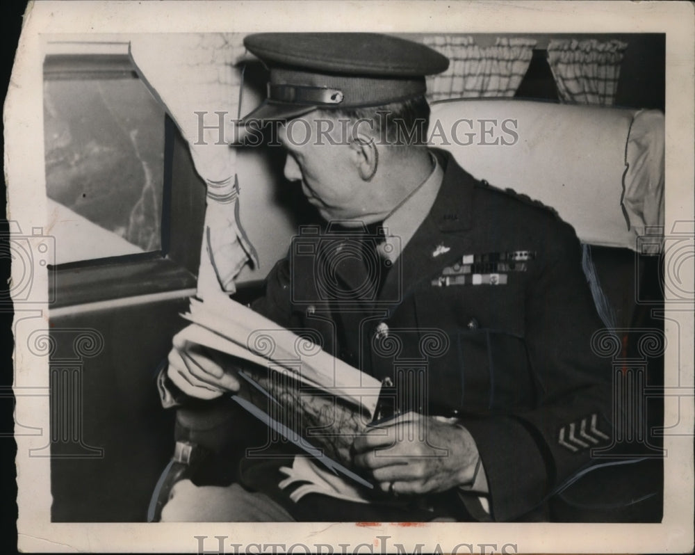 1940 Press Photo Gen George Marshall watches maneuvers from plane - Historic Images