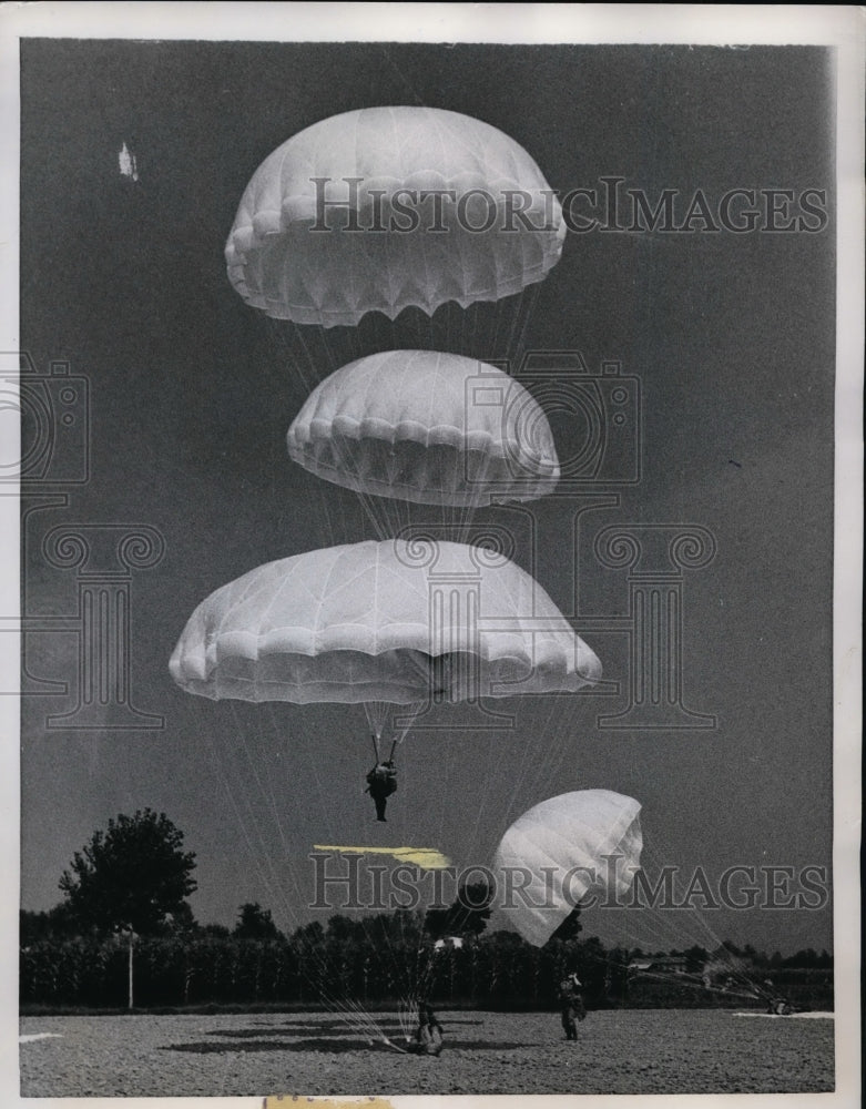 1958 Press Photo Italian Army Paratroopers land during maneuvers in Cattinara - Historic Images