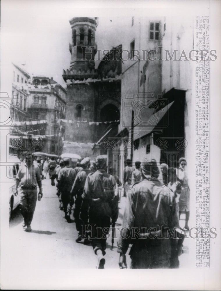 1952 Press Photo Willaya Soldiers Surrounding Algiers Entering Casba - Historic Images