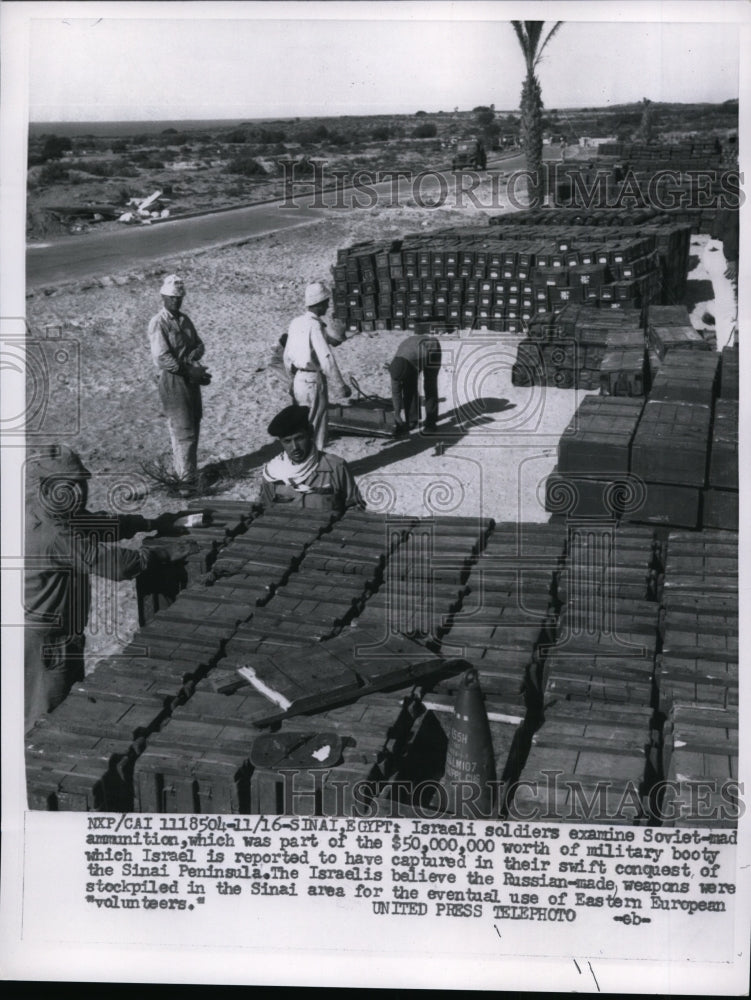 1956 Press Photo Sinai Egypt Israeli soldiers examine Soviet made ammo - Historic Images