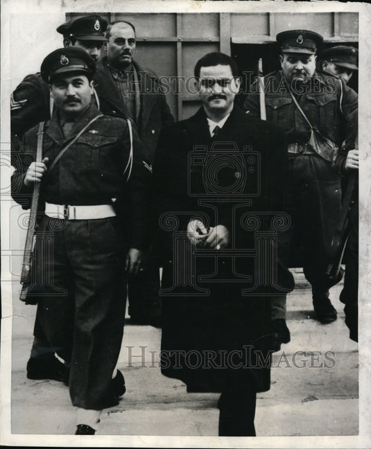 1951 Press Photo Canea Crete Costas Kefaloshianos in custody of Greek soldiers-Historic Images