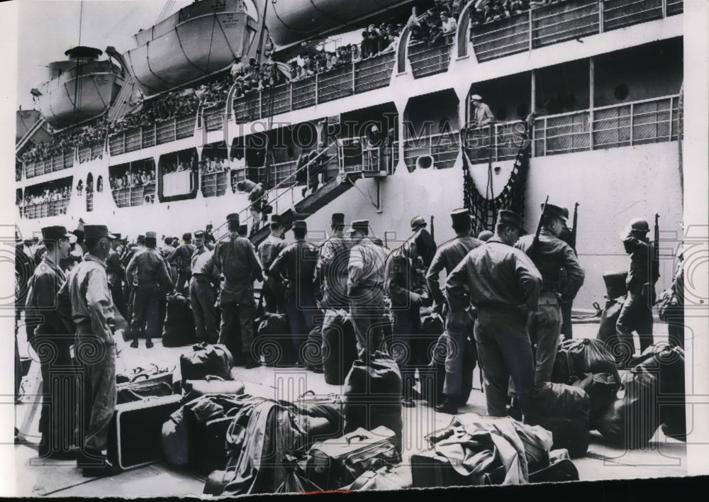 1953 Press Photo North Carolina US 1st atomic battalion sails for Europe - Historic Images