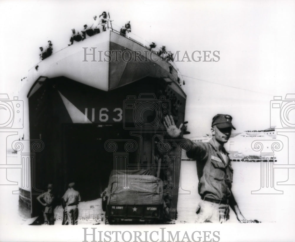 1966 Press Photo Santo Domingo LST ship lands US jeeps for peace keeping - Historic Images