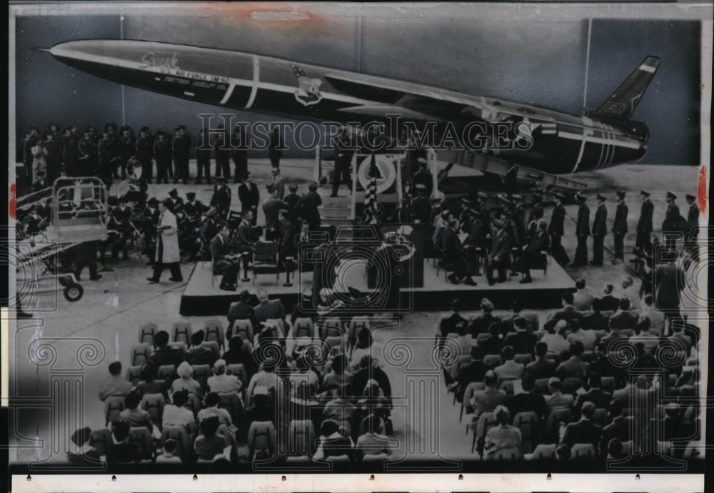 1957 Press Photo A Snark Guided Missile Forms Background at Graduate Ceremonies-Historic Images