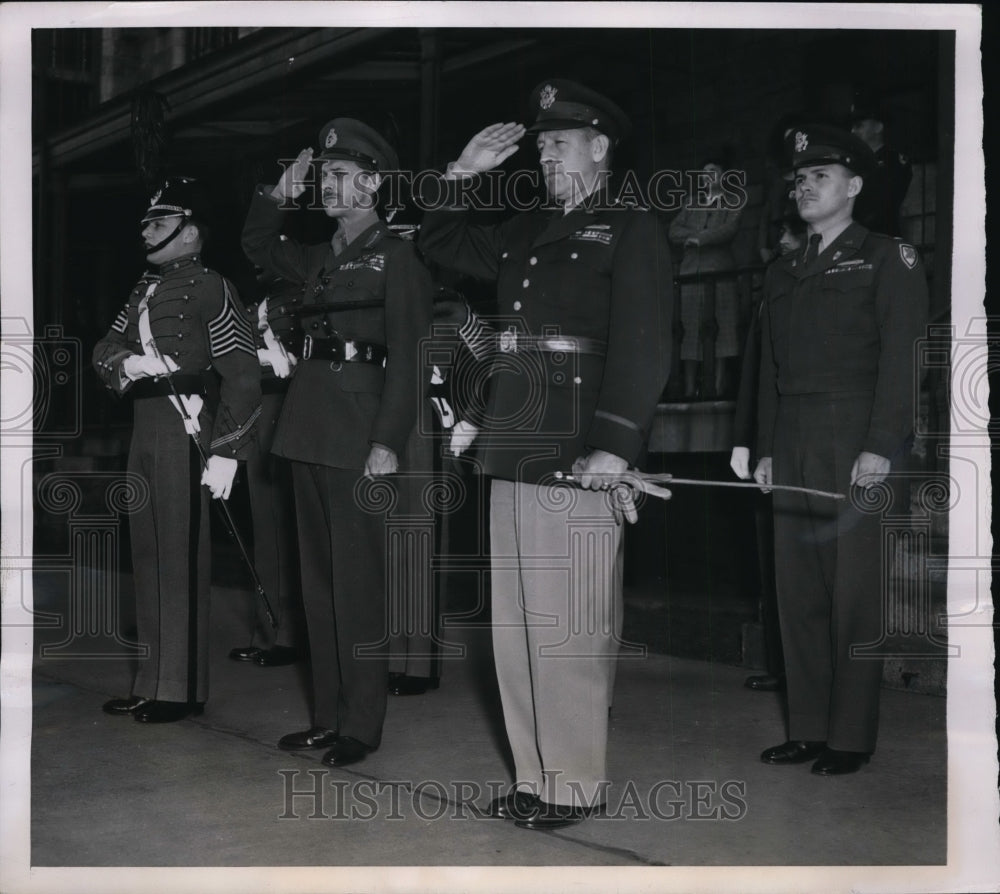 1949 Press Photo Lt Gen Sir Gerald Templer &amp; Maj Gen Bryant Moore salute-Historic Images