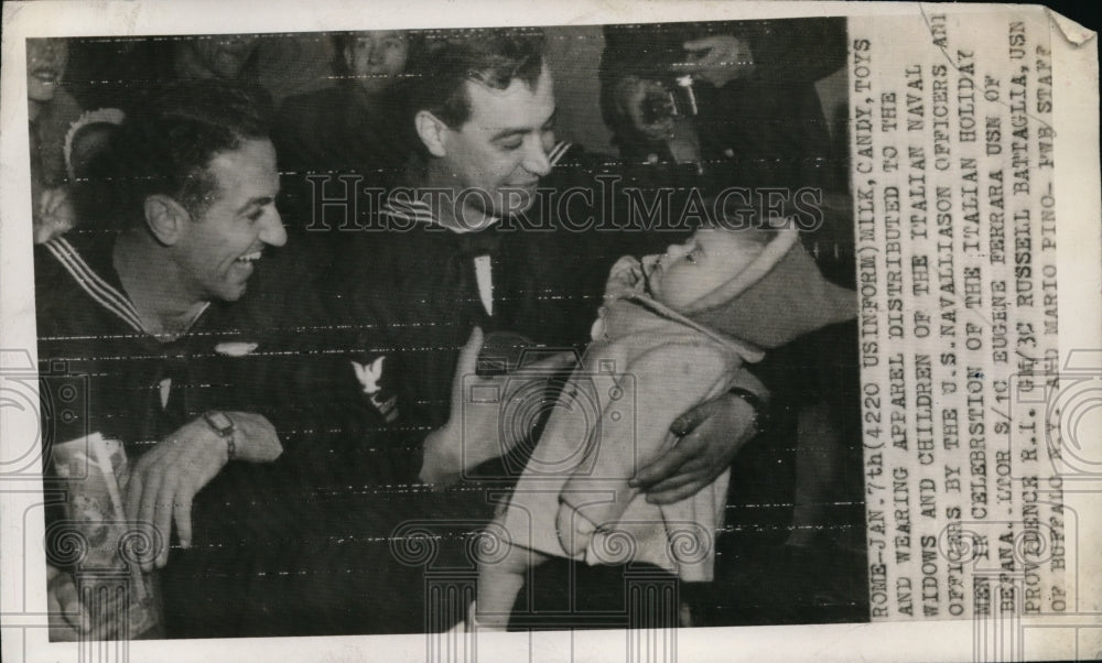 1945 Press Photo US Naval Liason officers distribute toys to Italian Children - Historic Images