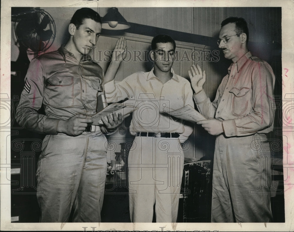 1942 Press Photo Edward Abadi Being Sworn Into the US Army by Sydney Fishman - Historic Images