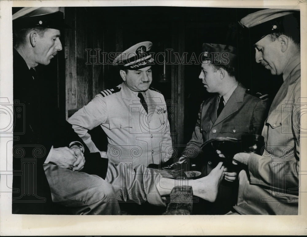 1944 Press Photo San Francisco Chief Store Keeper JG Townsend at tests - Historic Images