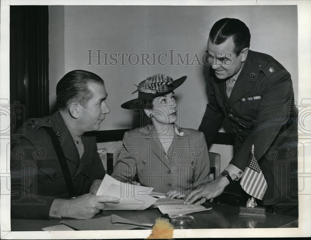 1943 Press Photo Philadelphia Lt Col Beery as daughter Mrs Hammond join Marines- Historic Images