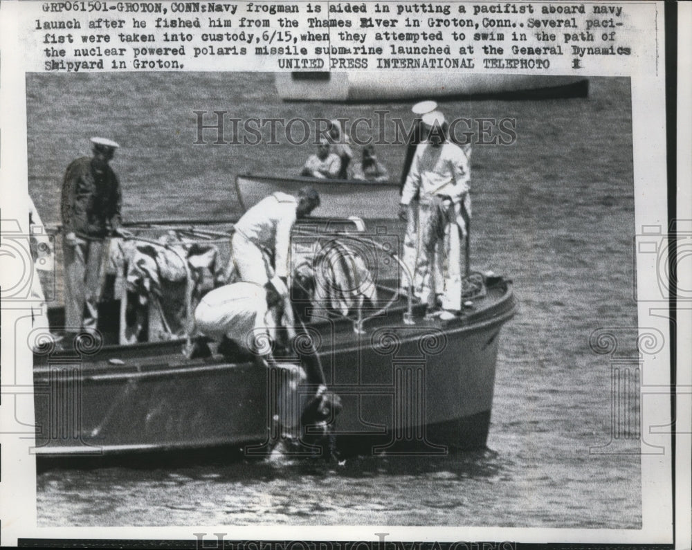 1961 Press Photo Navy Frogman Aided Pacifist Aboard Navy After He Fished Him Out - Historic Images