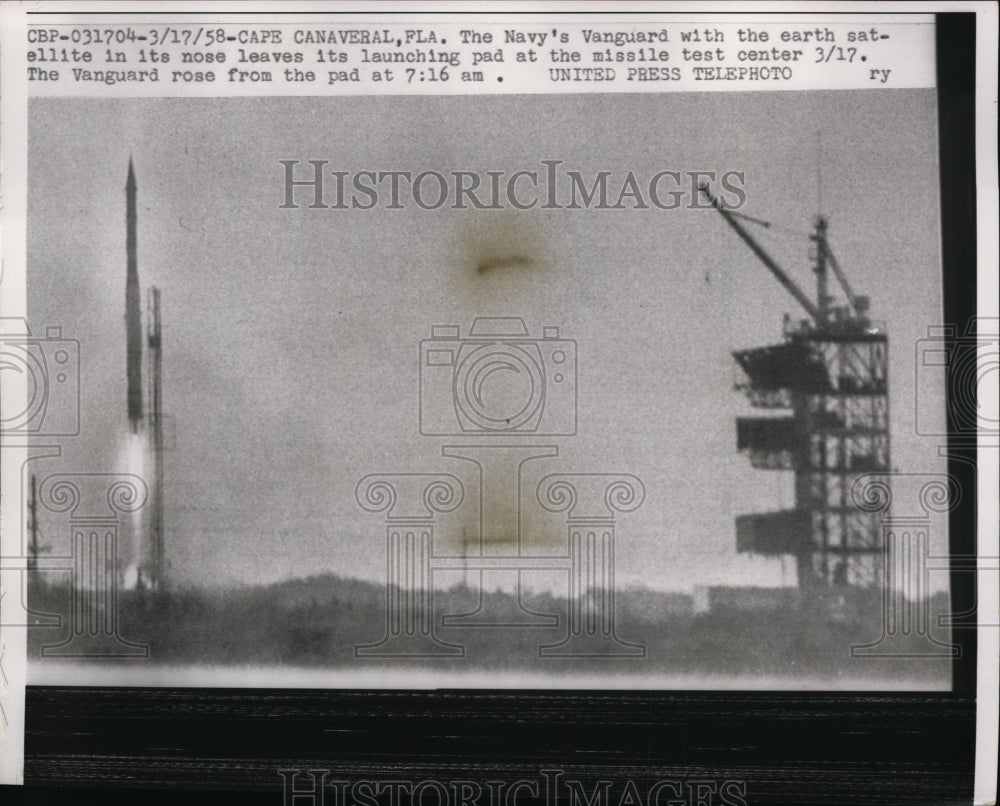 1958 Press Photo Navy's Vanguard & Earth Satellite in its Nose Leaves Launch Pad-Historic Images
