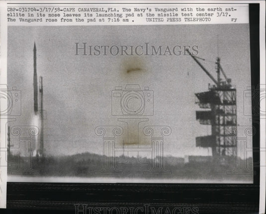 1958 Press Photo Navy's Vanguard & Earth Satellite in its Nose Leaves Launch Pad-Historic Images