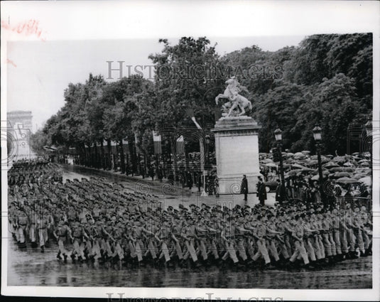1968 Press Photo Paris France paratrooperrs march on Champs Elysees - Historic Images
