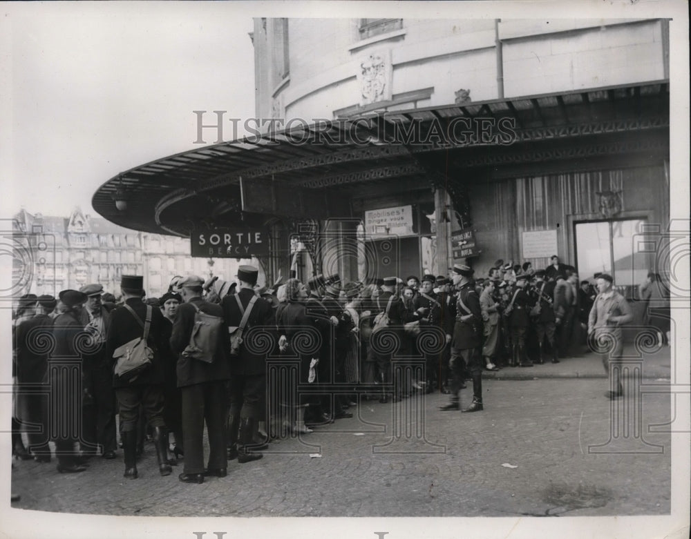 1939 Press Photo Parisian Calm at Gare De Lyon Upon Receipt of Mobilization News - Historic Images