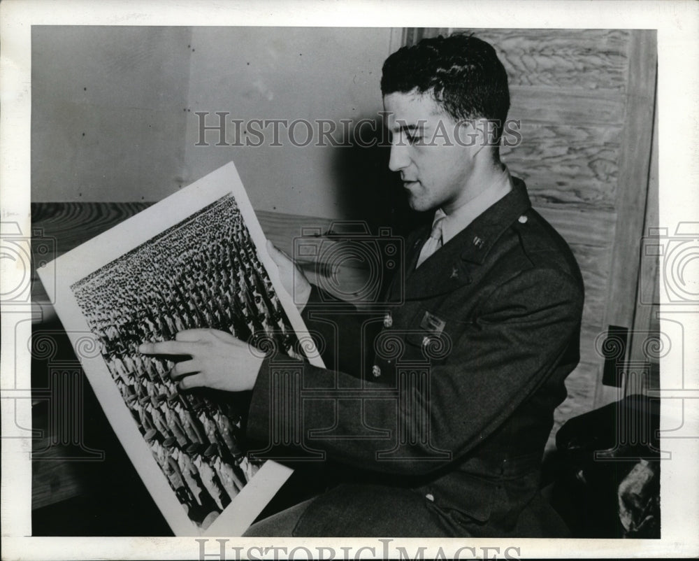 1943 Press Photo Claude P Monteux Locates Himself in Photo of Cadets Training - Historic Images