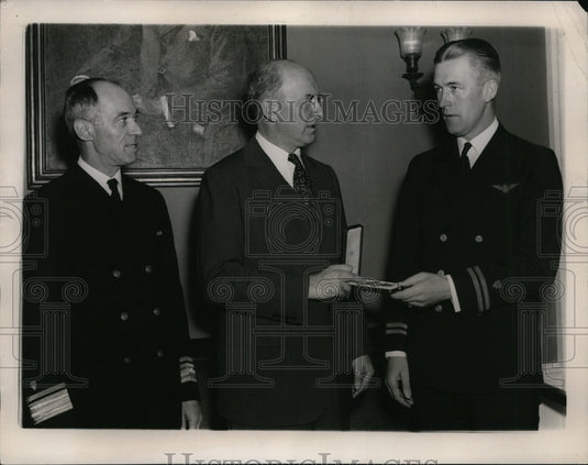 1938 Press Photo Lt C.B. Olsen U.S. Coast Guard Receives Flying Cross Medal - Historic Images