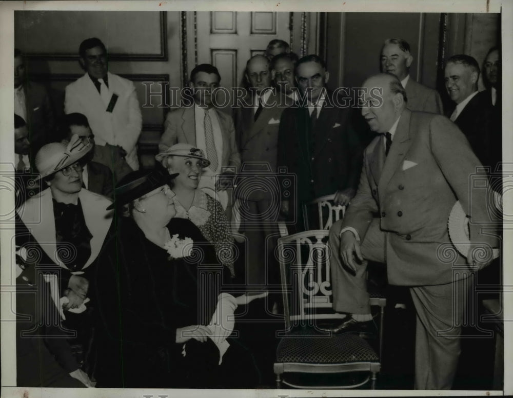 1936 Press Photo Illinois Gov Henry Horner talks with state delegates - Historic Images